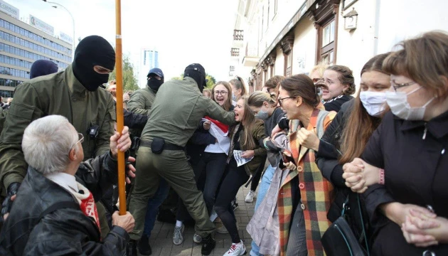 Правозахисники нарахували понад 300 затриманих під час протестів у Мінську