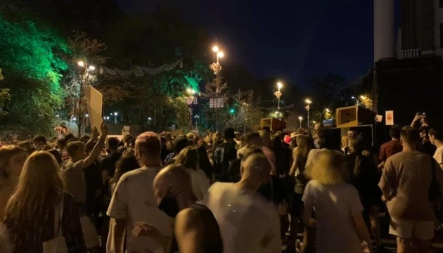 Під Кабміном танці - на акції проти закриття клубів і дискотек на карантин