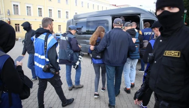 Протести у Білорусі: двох журналістів TUT.BY залишили в міліції