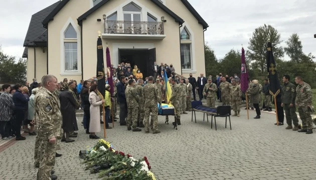 На Прикарпатті попрощалися з бійцем, який загинув у зоні ООС