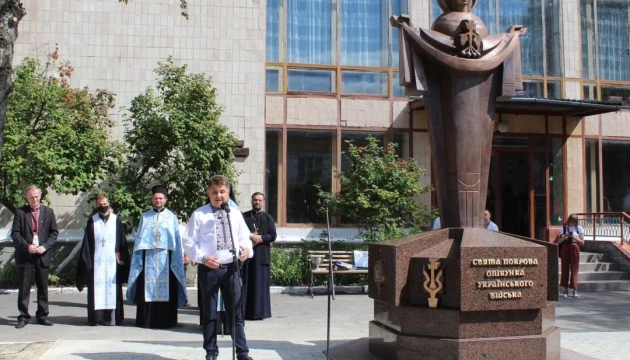 В музеї Тернополя відкрили й освятили монумент «Свята Покрова - опікунка українського війська»