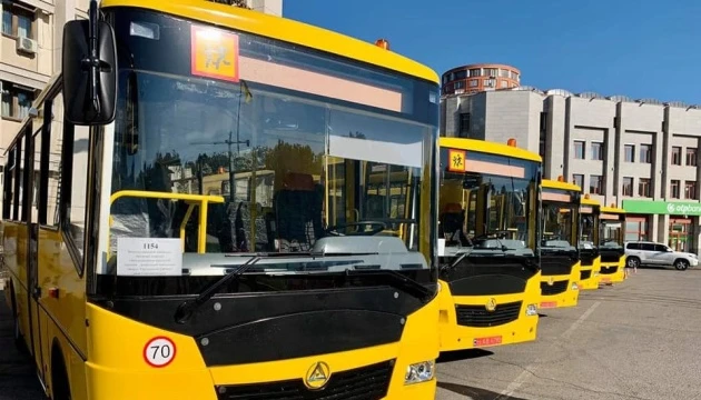 Для українських шкіл закупили 235 автобусів