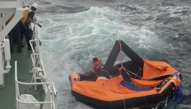 В Японії призупинили пошуки моряків затонулого судна через негоду