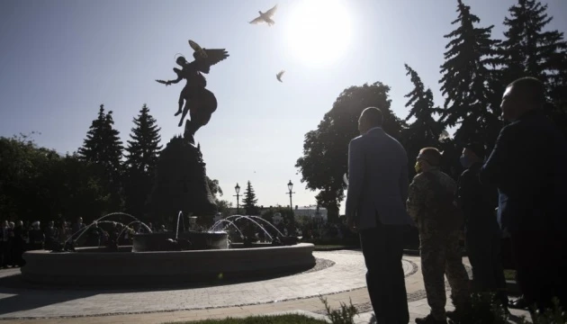 На Володимирській гірці відкрився фонтан зі скульптурою небесного покровителя Києва