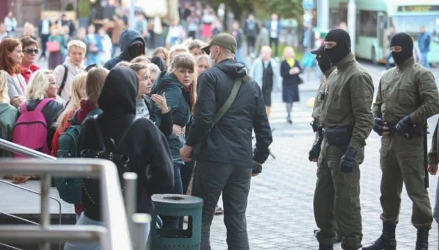У Мінську затримують учасниць акції на підтримку Колесникової