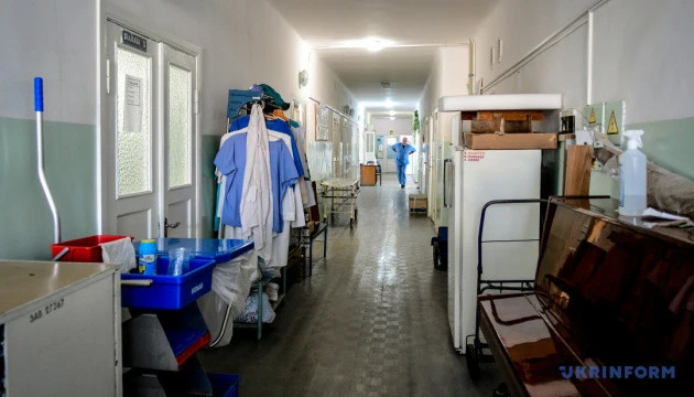 У лікарнях Донеччини заповнені понад 75% СOVID-ліжок