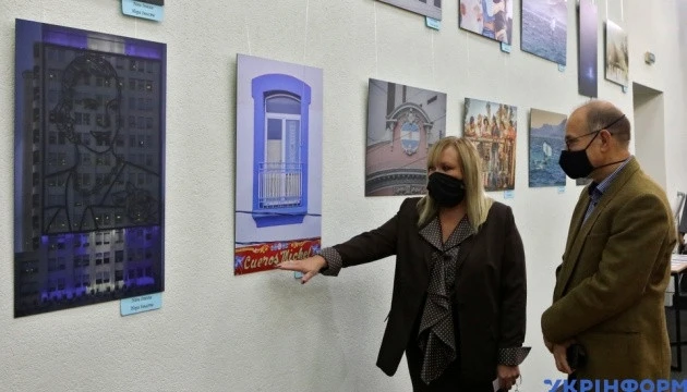 В Укрінформі відкрилася виставка «Аргентина очима жінок-мисткинь»