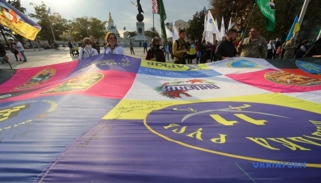 У Харкові на День захисника України розгорнули 50-метровий прапор
