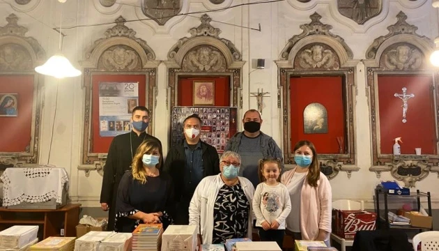 Українська школа імені Лесі Українки в Неаполі отримала нові підручники