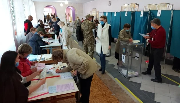 У Запоріжжі на виборчих дільницях утворилися черги