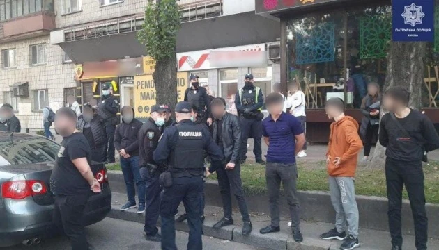 Поліція знайшла ще два авто, які можуть належати учасникам стрілянини на Грушевського
