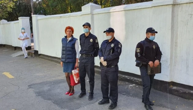 Керівник «інфекціонки» Миколаєва вважає обшуки тиском на неї  через участь у виборах