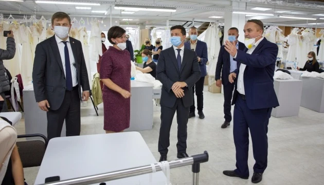 Зеленському показали підприємство на Рівненщині, яке експортує весільні сукні у 20 країн