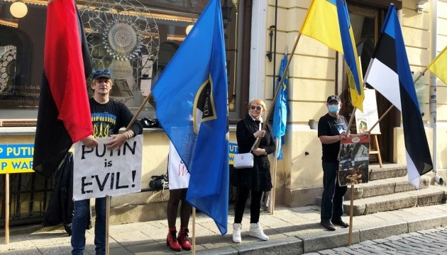 В Естонії активісти та діаспора відзначили 6-річчя пікетування посольства РФ у Таллінні