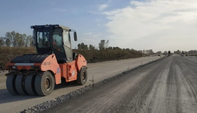 Дніпропетровщина: на трасі «з нуля» зводять дворівневу розв’язку та новий міст