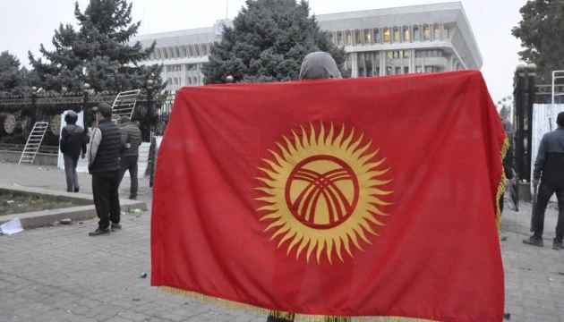 Посольство в Киргизстані просить українців бути обережними через погіршення безпекової ситуації в країні