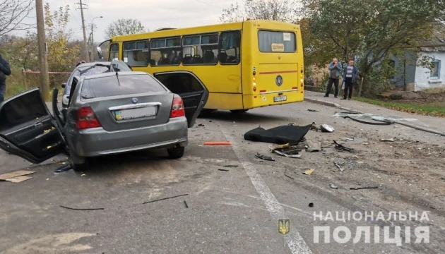 У Рівному зіткнулися два авто й автобус: один загиблий, семеро постраждалих