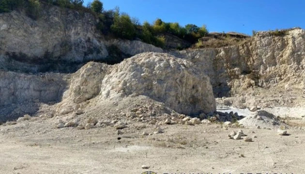Екскерівнику Мурафського кар’єру повідомили про підозру в незаконному видобутку вапняку