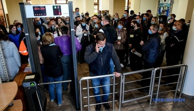 У Запоріжжі сотні членів ДВК «застрягли»  у виборчій комісії