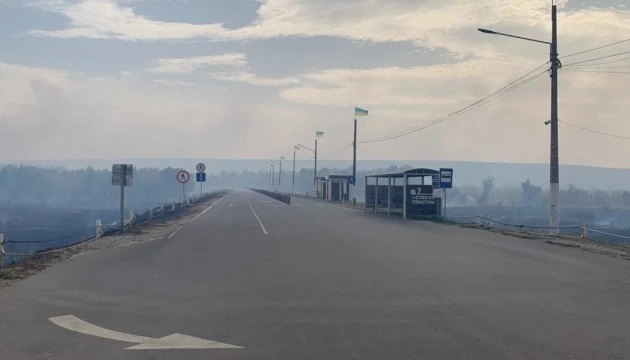 На відкриття КПВВ у Станиці чекають 80 осіб, які не змогли пройти через пожежу