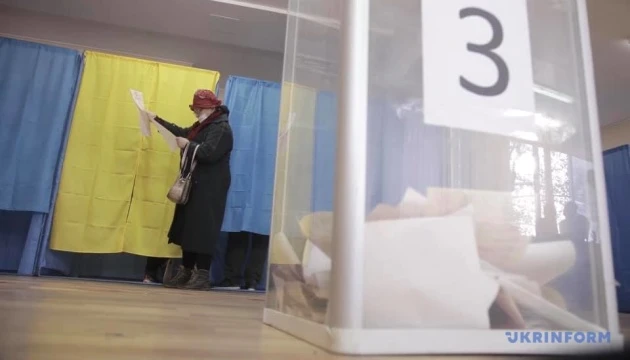 На Закарпатті до шести райрад проходять 11 партій