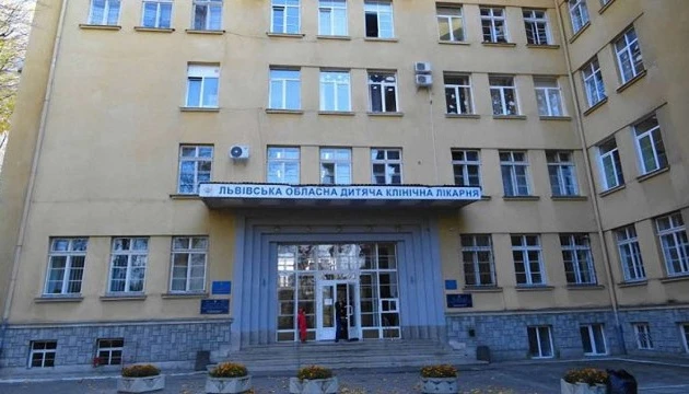 Стан трирічної дівчинки, яку лікують від COVID-19 у Львові, покращився