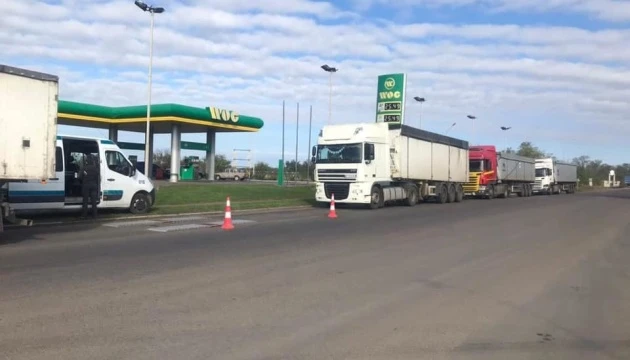 Сутички і черги на узбіччі: на Миколаївщині водії відмовляються зважувати фури