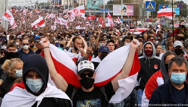 Режим Лукашенка хоче віднести гасло «Жыве Беларусь» і біло-червоний прапор до нацистських