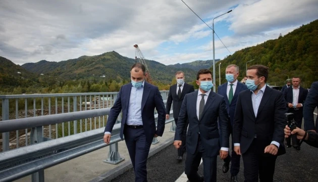 Зеленський пообіцяв, що зруйнований повінню міст через Прут добудують у грудні