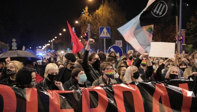 На марш проти обмеження абортів у Варшаві вийшли близько 100 тисяч осіб