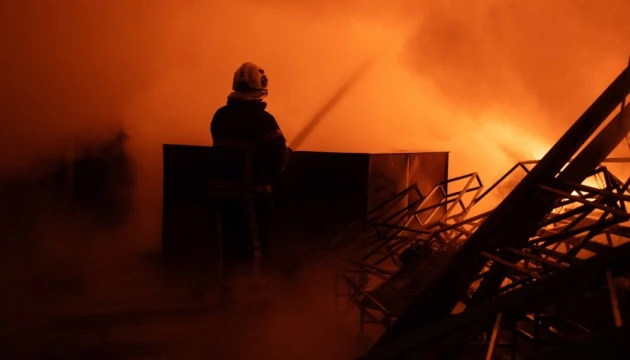 На Хмельниччині після атаки ворожих дронів виникла пожежа на харчовому підприємстві