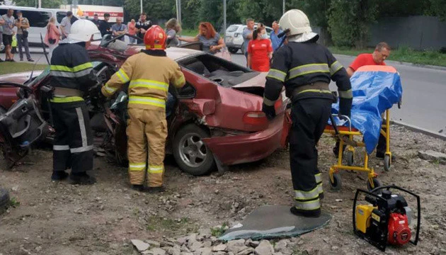 Автотроща на Хмельниччині: Honda не пропустила швидку, є постраждалі