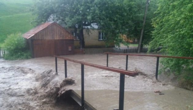 На Закарпатті розлилися річки і знову підтопили села