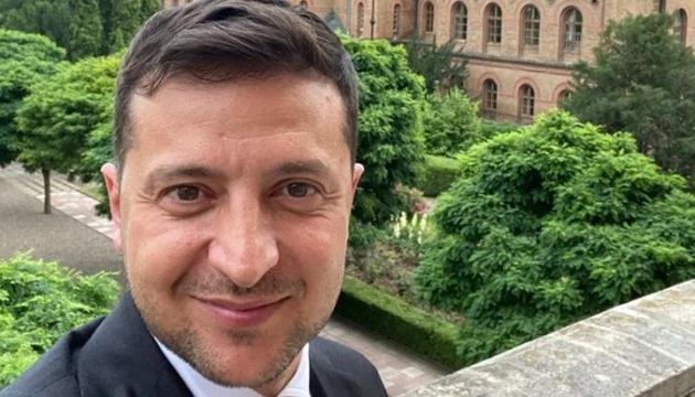 Зеленський зробив селфі біля університету у Чернівцях