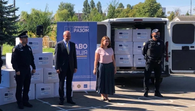Посол ЄС передав Нацполіції нову партію захисних засобів проти COVID-19
