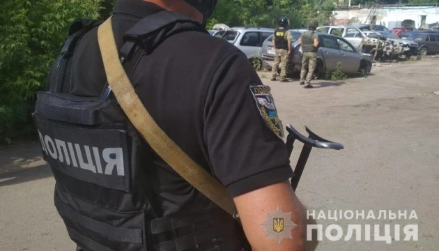 Звільнили поліцейського-заручника, якого захопив 