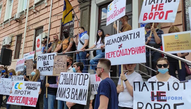 Під Печерським судом - акція на підтримку ветерана, який облив Волошина зеленкою
