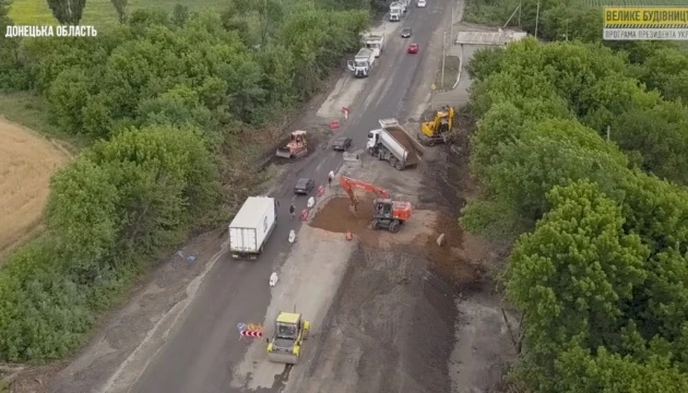 На Донеччині ремонтують дорогу Покровськ-Бахмут-Михайлівка
