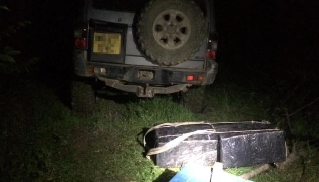 На Буковині контрабандисти під час втечі покинули позашляховик з ящиками сигарет
