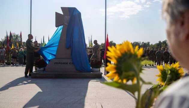 У Києві на Лісовому кладовищі відкрили меморіал полеглим захисникам і захисницям України