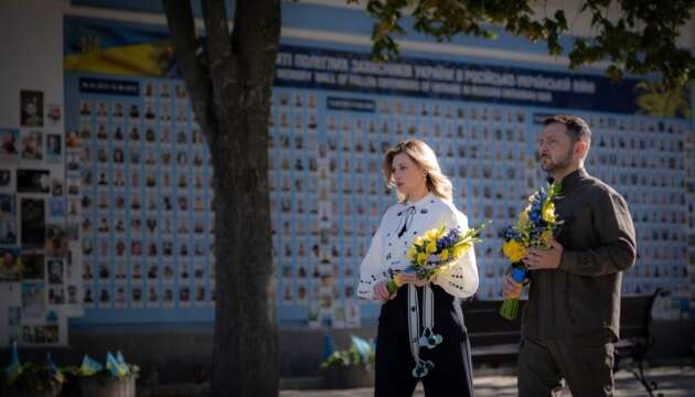 Президентське подружжя поклало квіти до Стіни пам’яті полеглих за Україну у Києві