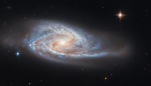 Hubble показав спіральну галактику із надмасивною чорною дірою у середині