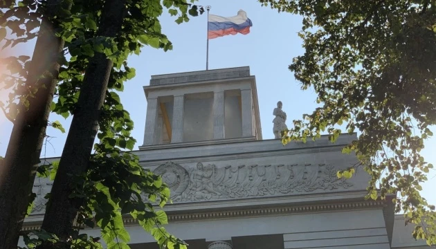 Біля посольства РФ у Німеччині затримали жінку з ножем, яка погрожувала охоронниці