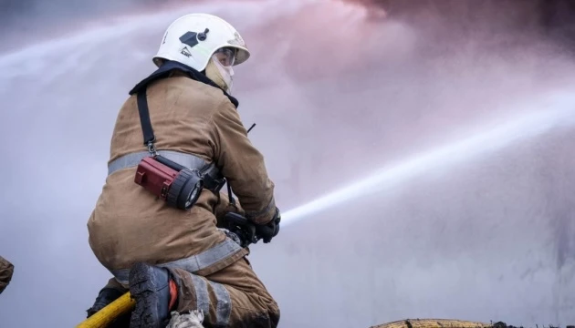 Росіяни вдруге за два дні атакували Дніпровський район: виникла пожежа на території логістичної компанії