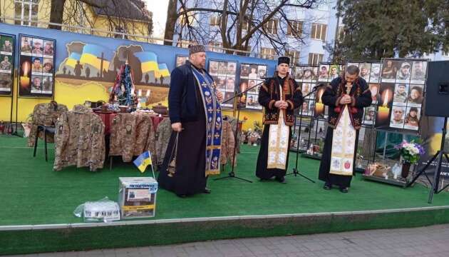 У Рахові на Різдво співали колядки загиблим воїнам на міській Алеї слави