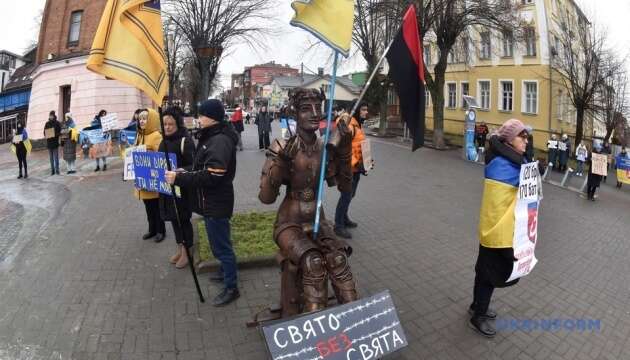 У Вінниці родичі полонених військових встановили новорічну ялинку за ґратами