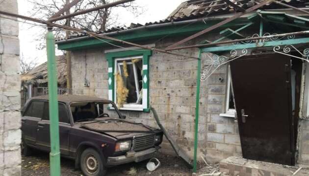 Загарбники за добу 17 разів били по Донеччині - пошкоджені будинки та три підприємства