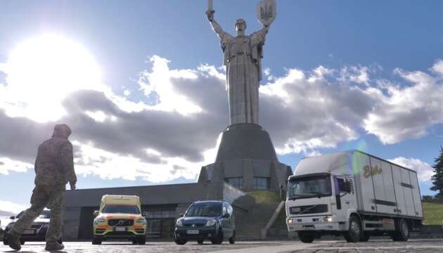 Фінські волонтери передали українським військовим медикам транспорт і обладнання