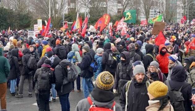 Німецькі ультраправі розпочали передвиборчий з'їзд на тлі протестів