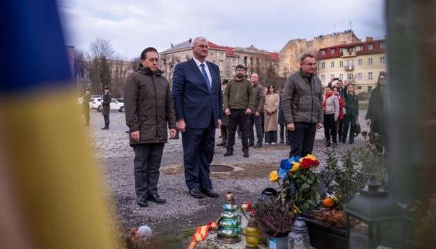 Глави МЗС України та Іспанії вшанували пам'ять українських героїв на Марсовому полі у Львові